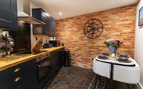 Stunning Ashbourne Town Centre Cottage Near Alton Towers Peak District Derbyshire